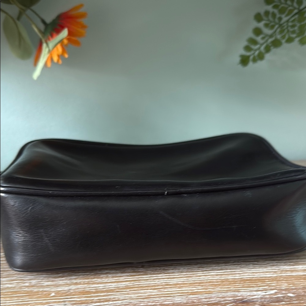 Gucci Black Leather vintage crossbody Bag with Gold-Tone Hardware - Picture 8 of 15